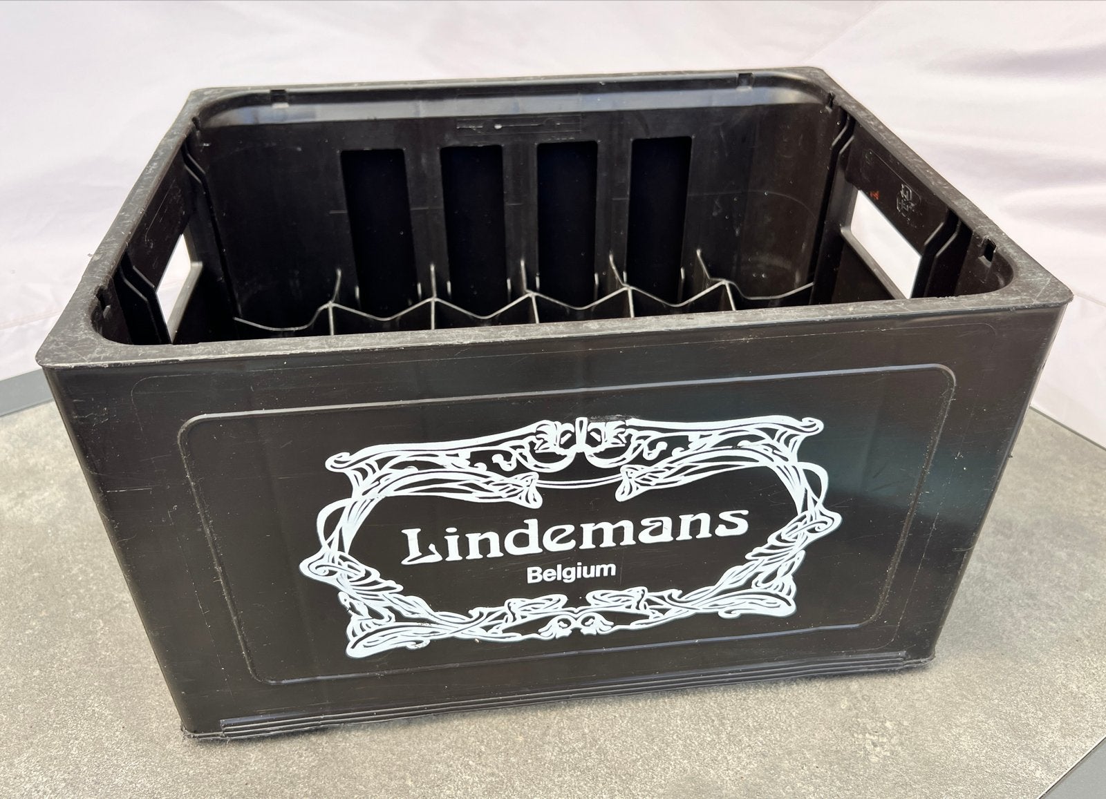 Lindemans bierkrat - Zwart met wit logo, Verzamelen, Ophalen of Verzenden, Zo goed als nieuw, Overige typen, Overige merken