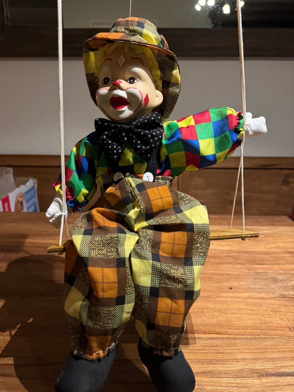 Porseleinen Marionette Clown op Schommel (Groot Model - 45cm, Verzamelen, Ophalen of Verzenden, Zo goed als nieuw, Pop