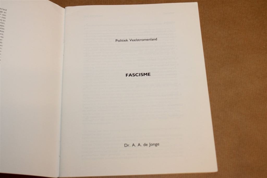 Fascisme — Politiek Veelstromenland, Burgerschapskunde 1985, Ophalen of Verzenden, Gelezen, Politiek en Staatkunde, Nederland