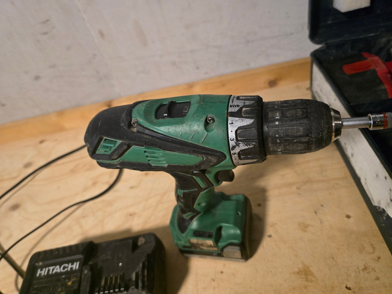 Hitachi Boormachine met Oplader - Gebruikt, Gebruikt, Variabele snelheid, Ophalen of Verzenden, Boor- en Schroefmachine