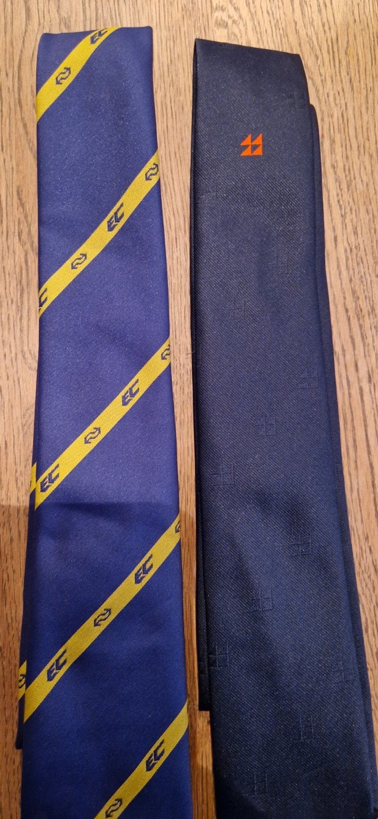 2x Vintage Spoorweg Stropdassen – NS (EuroCity) & Strukton R, Ophalen of Verzenden, Zo goed als nieuw, Trein, Overige typen