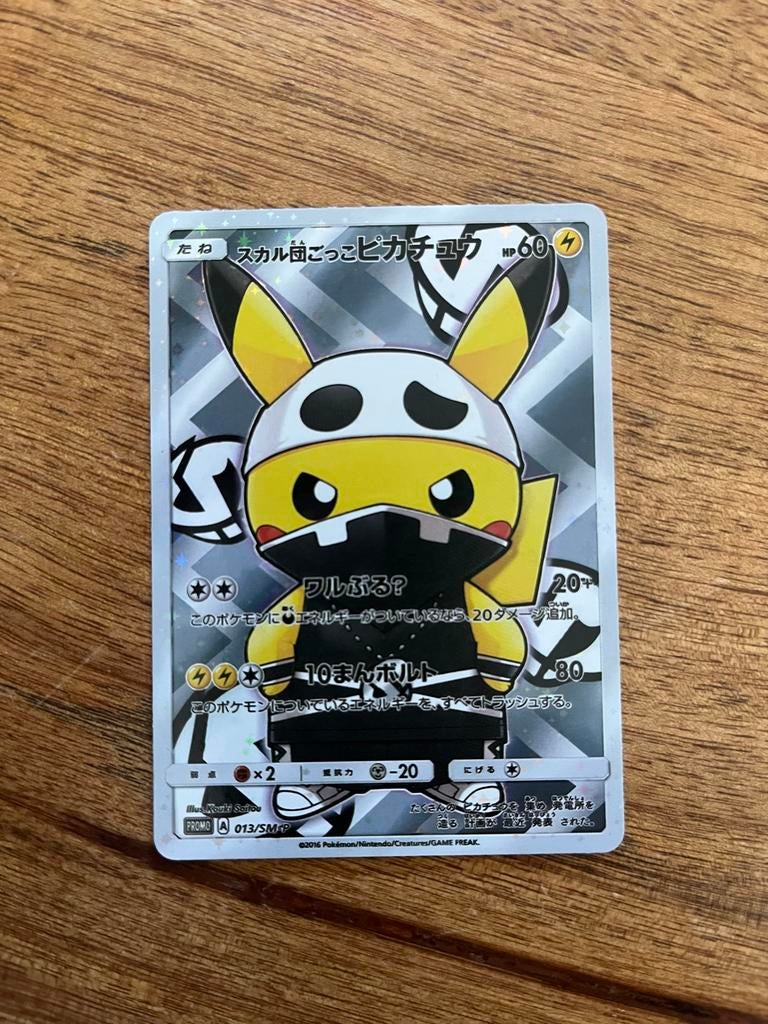 Pikachu Team Skull Proxy Kaart, Ophalen of Verzenden, Zo goed als nieuw, Losse kaart, Foil