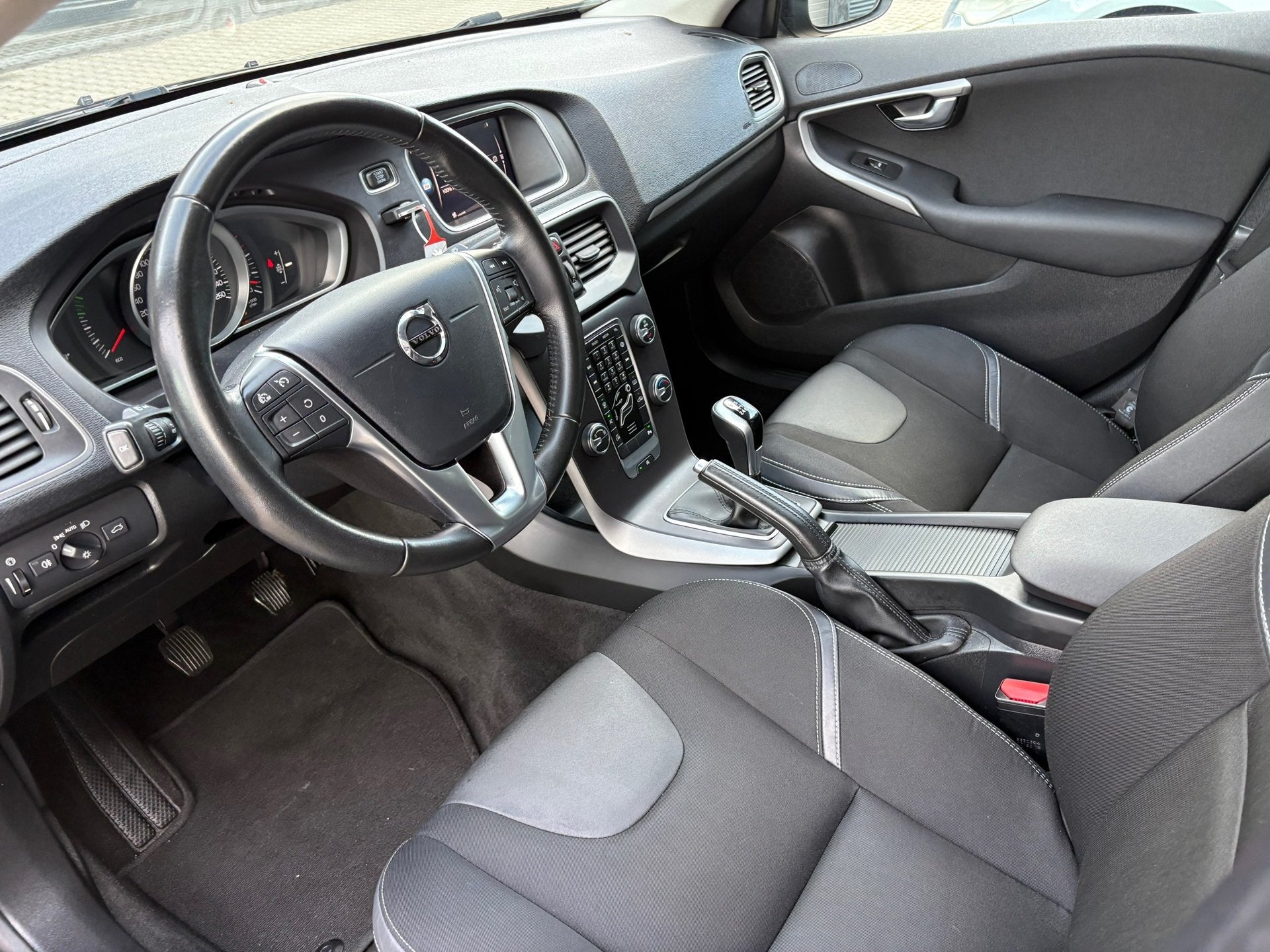 Volvo V40 2.0 D2 Momentum Navigatie, Auto's, Voorwielaandrijving, Dealer onderhouden, Stof, Gebruikt