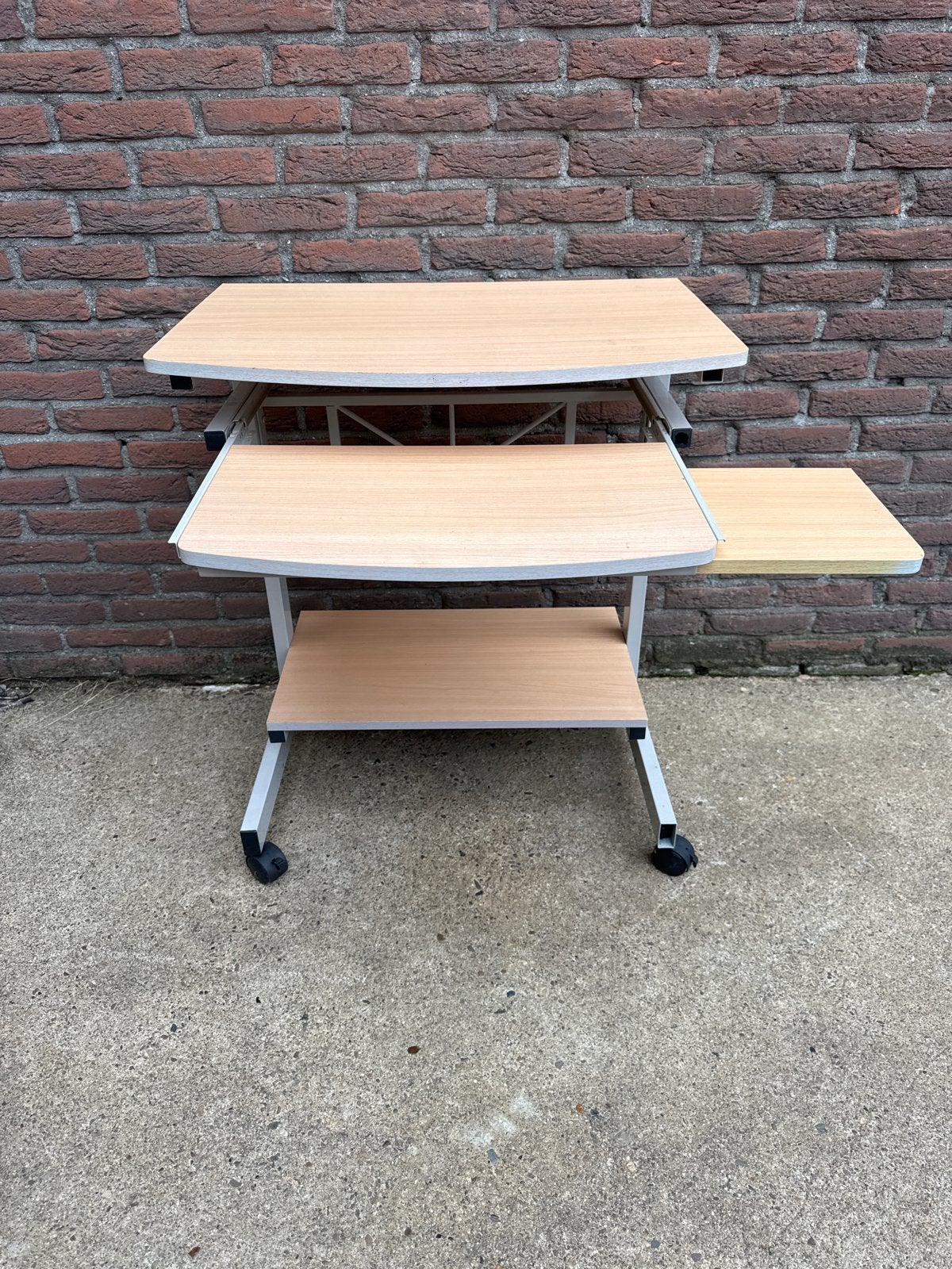 Verrijdbaar computerbureau met uitschuifbaar toetsenbordblad, Huis en Inrichting, Kasten | Computermeubels, Gebruikt, 70 tot 120 cm