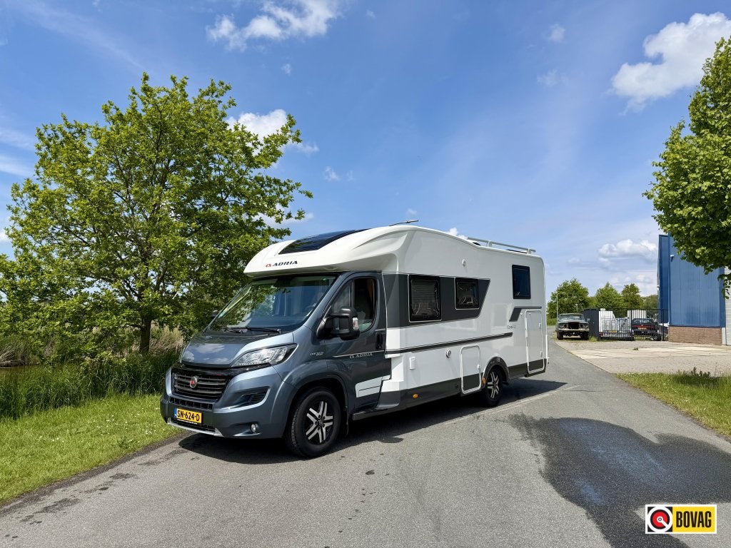 Adria Coral Plus 670 SL, Caravans en Kamperen, Campers, tot en met 3, Half-integraal, Adria, Fiat, Diesel, Automaat, L-zit, Cassettetoilet