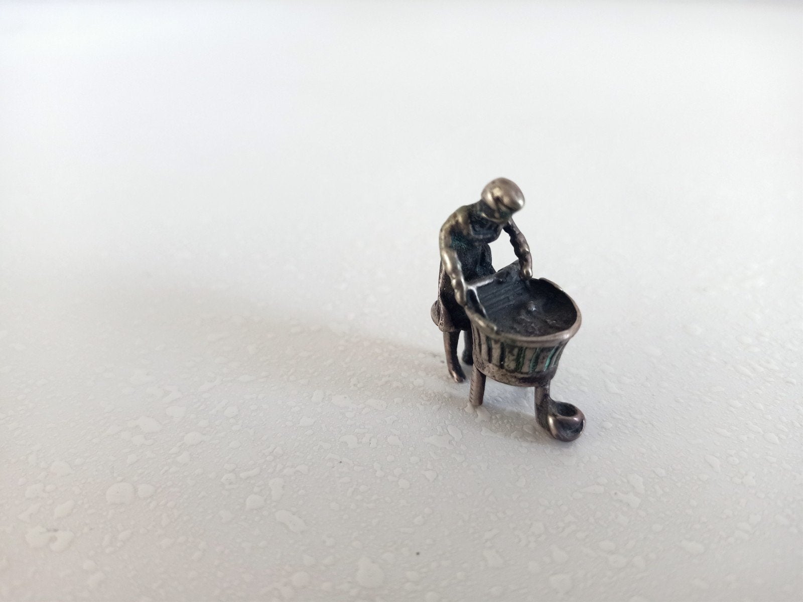 Vintage zilveren miniatuur wassende vrouw, Ophalen of Verzenden