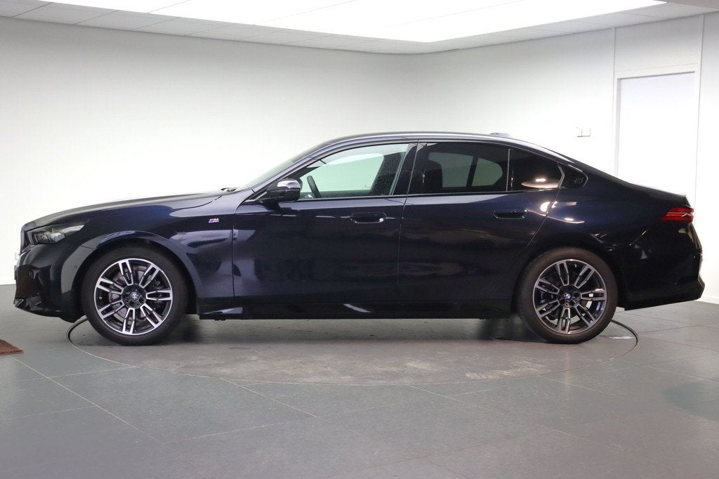 BMW 5 Serie 520i M Sport Automaat / Adaptieve LED / Parking, 1998 cc, Achterwielaandrijving, Gebruikt, Zwart