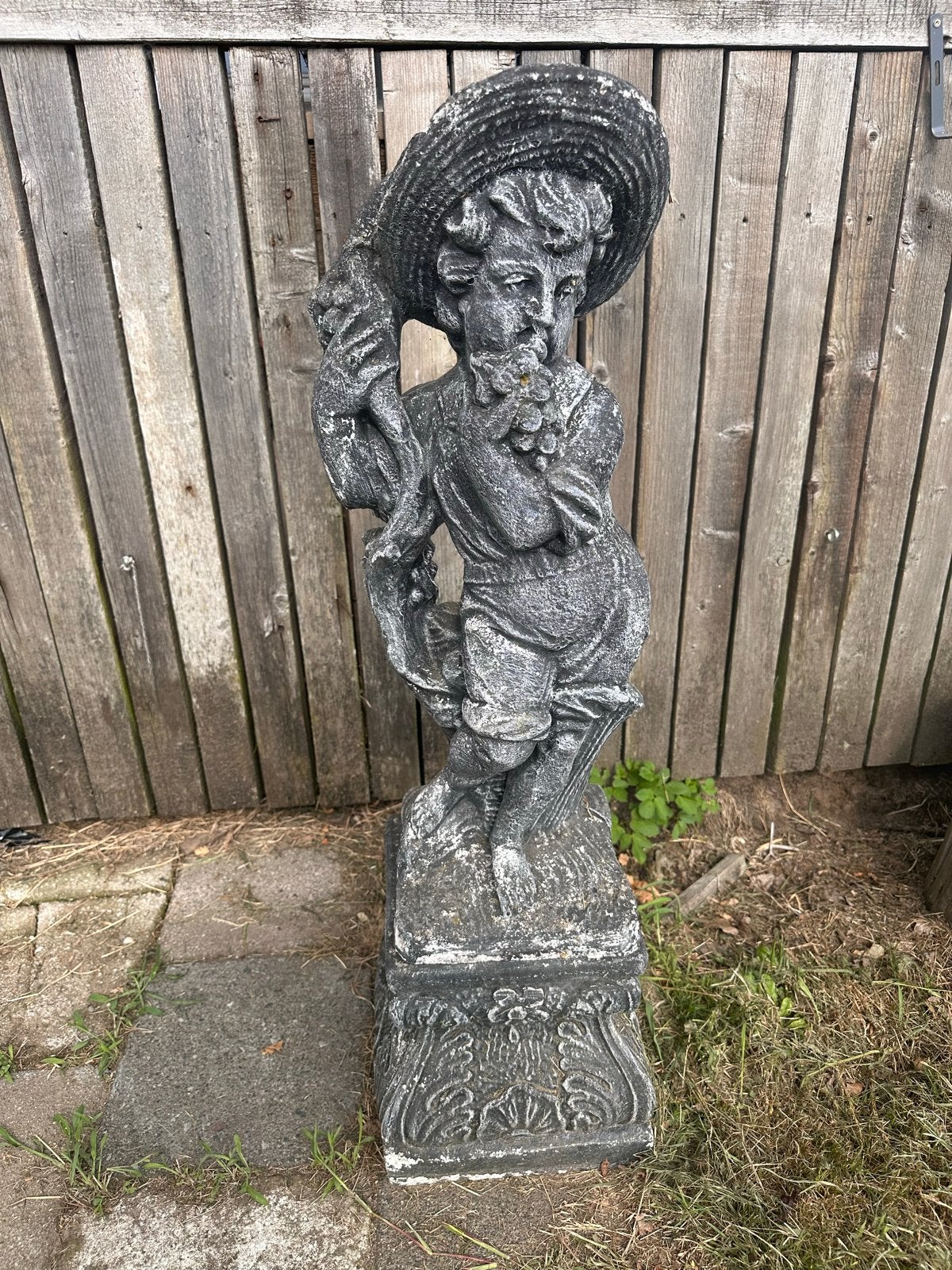 Klassiek standbeeld jongen met hoed en druiventros - 100 cm, Ophalen, Gebruikt, Beton, Mensenbeeld