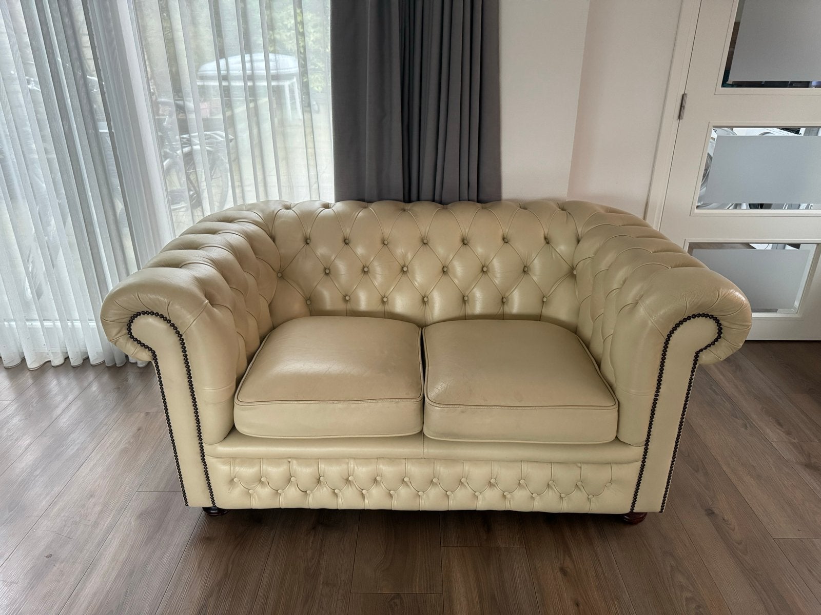 Springvale Chesterfield 2-zits bank - Crème leer, Huis en Inrichting, Ophalen, Gebruikt, 150 tot 200 cm, Tweepersoons