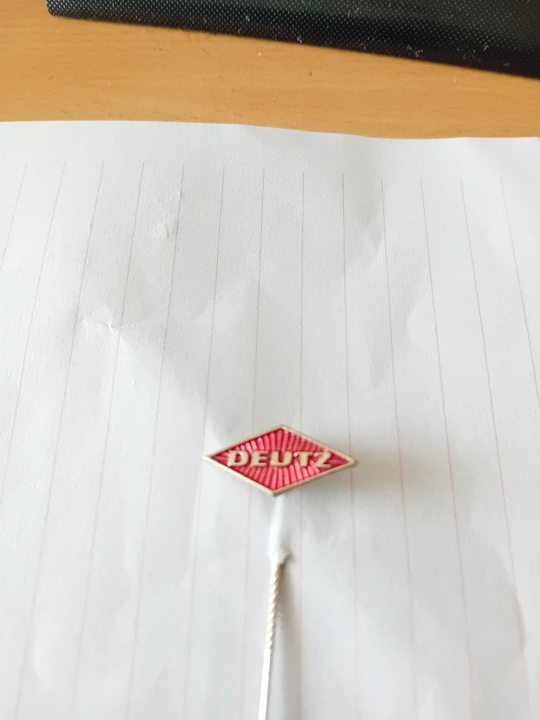 Pin - DEUTZ - Köln, Ophalen of Verzenden, Zo goed als nieuw, Merk, Speldje of Pin