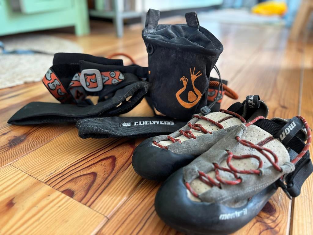 Klimset: Klimharnas, klimschoenen (Montrail 42) en pofzak, Ophalen of Verzenden, Zo goed als nieuw