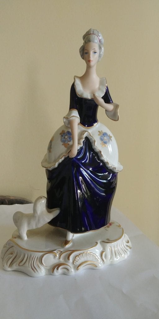 Porseleinen beeldje van een dame in Rococostijl, Ophalen of Verzenden