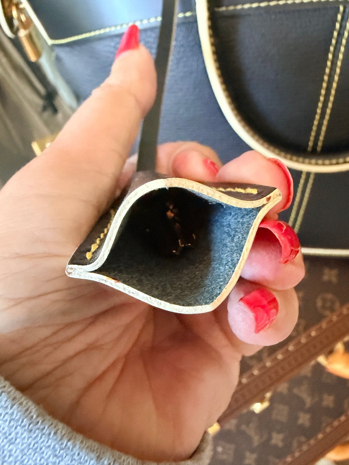 Foto 3 van Louis Vuitton Suhali Lockit Handtas Zwart