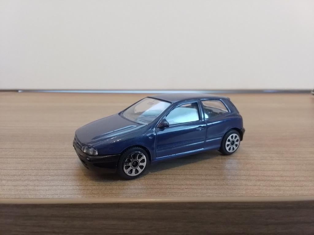 Burago.  FIAT BRAVO.  blauw., Hobby en Vrije tijd, Modelauto's | 1:43, Ophalen of Verzenden, Zo goed als nieuw, Auto, Overige merken