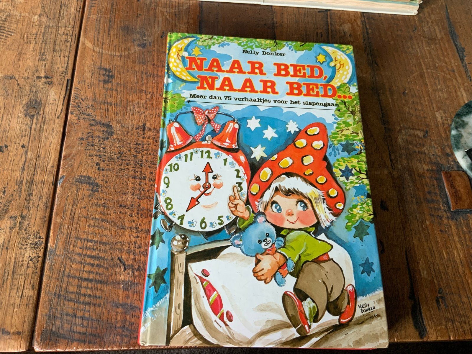 Naar Bed, Naar Bed... - Nelly Donker (Sprookjesboek), Boeken, Ophalen of Verzenden, Gelezen, Sprookjes