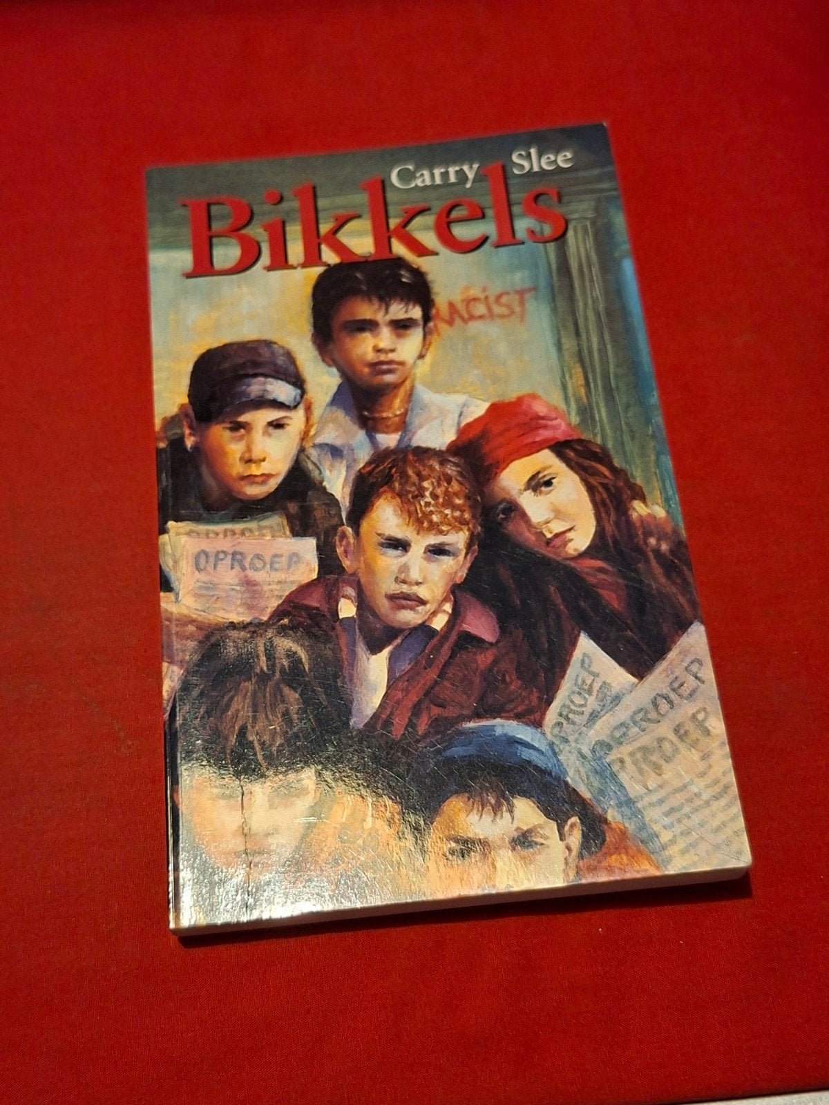 GESIGNEERD Bikkels. Carry Slee. KBWG 1999., Ophalen of Verzenden, Zo goed als nieuw