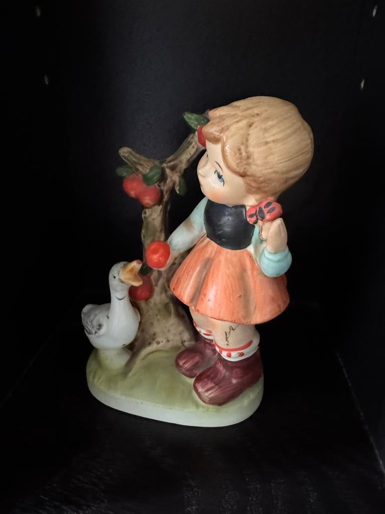 Vintage porseleinen beeldje meisje met gans, Hummel-stijl, Verzamelen, Ophalen of Verzenden, Gebruikt, Mens