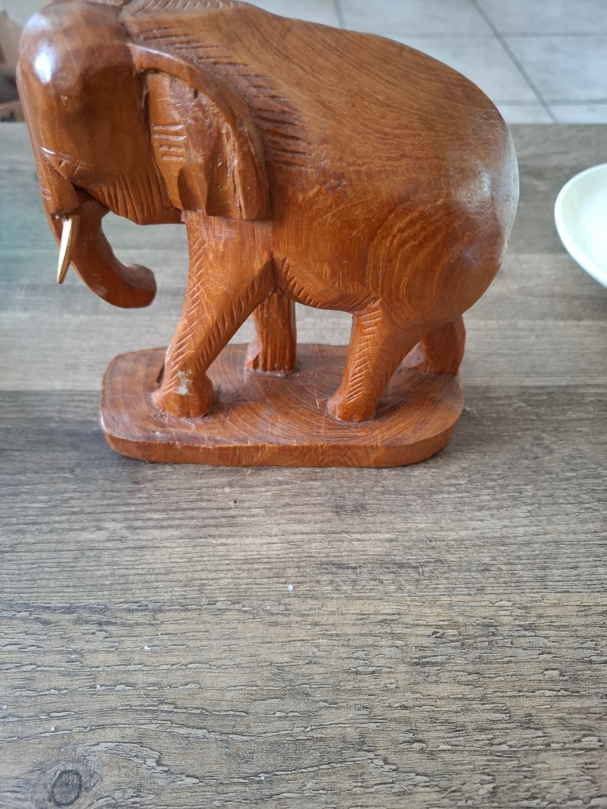Houten olifant beeldje met slagtanden, Verzamelen, Beelden en Beeldjes, Ophalen of Verzenden