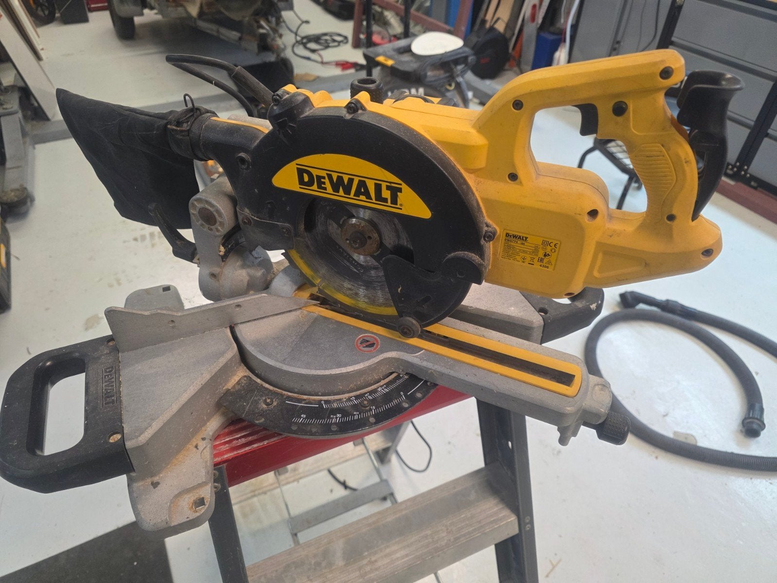 DeWalt DWS774 Afkortzaag - 1400W, 70mm zaagdiepte, Ophalen, Gebruikt, DeWalt, 70 mm of meer