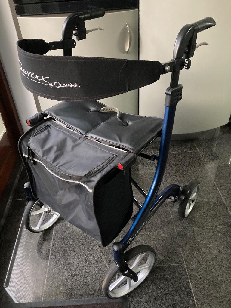 Rollator Travixx DeLuxe met tas en rugband, maat M, Diversen, Ophalen, Opvouwbaar, Zo goed als nieuw