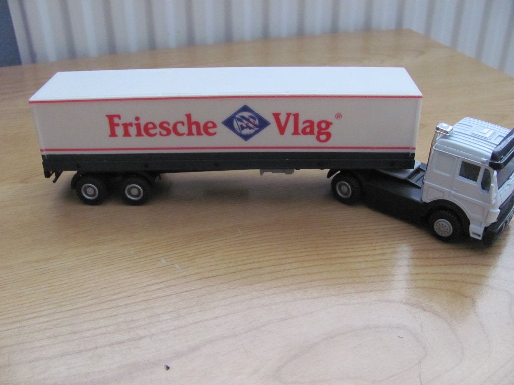 Mercedes truck met oplegger 1:43, Ophalen of Verzenden, Zo goed als nieuw, Bus of Vrachtwagen, Overige merken