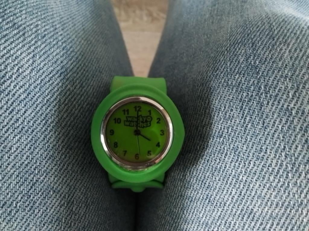 Kinder horloge klapbaar om de arm alleen batterij leeg, Sieraden, Tassen en Uiterlijk, Horloges | Kinderen, Ophalen of Verzenden
