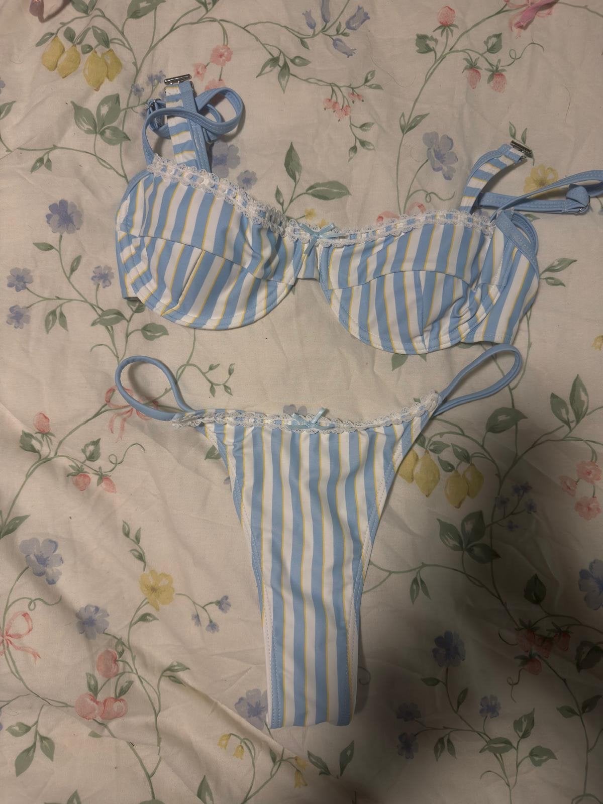Gestreept bikini setje met string broekje - Maat M, Kleding | Dames, Badmode en Zwemkleding, Ophalen of Verzenden, Zo goed als nieuw