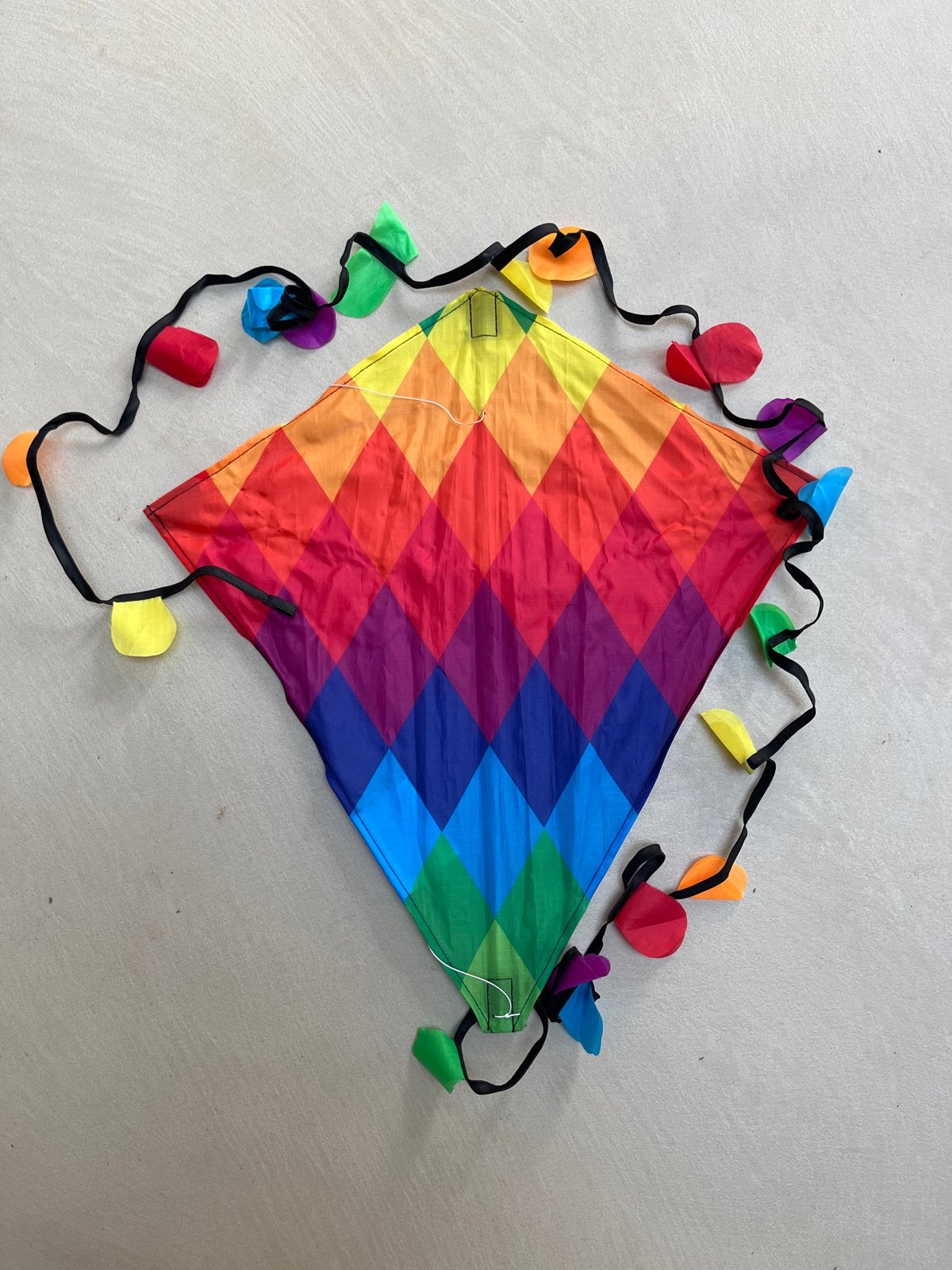 Vrolijke regenboogvlieger - Nieuw in verpakking, Ophalen of Verzenden, Nieuw, Eenlijns, Vlieger