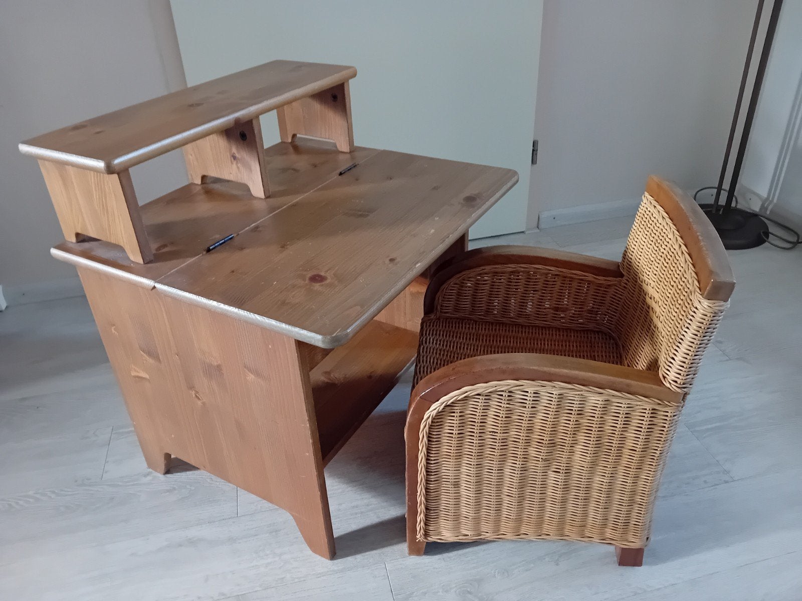 Houten/rieten kinderbureautje met stoeltje, opklapbaar, Kinderen en Baby's, Ophalen of Verzenden, Gebruikt, Tafel