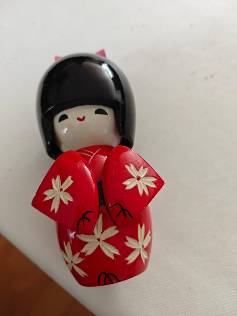 Leuke Japanse Kokeshi pop - rood met bloemen, Ophalen of Verzenden, Zo goed als nieuw