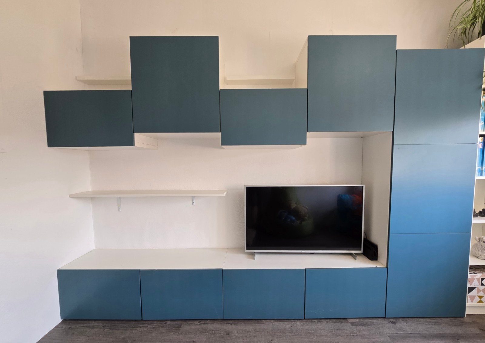 IKEA Besta wandmeubel met groen-blauwe deurtjes, Ophalen