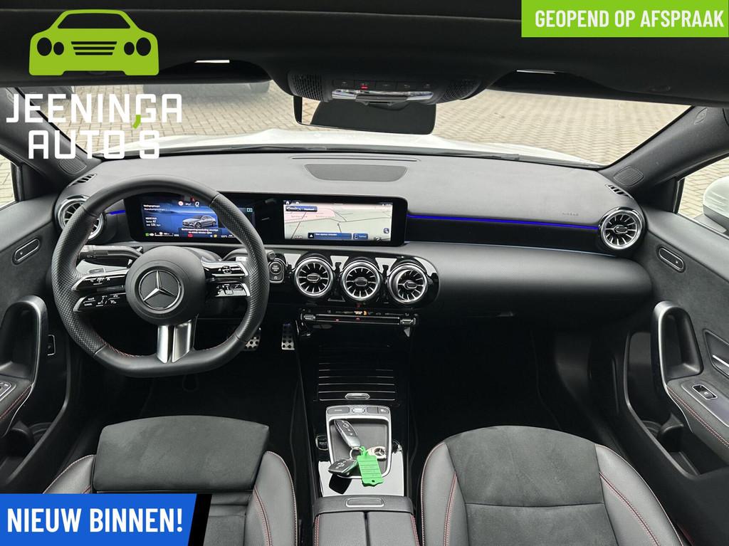 Mercedes A-klasse 180 AMG Line|Distronic|Pano|18"AMG-wielen|, Auto's, Gebruikt, 11 pk, Wit, Bedrijf