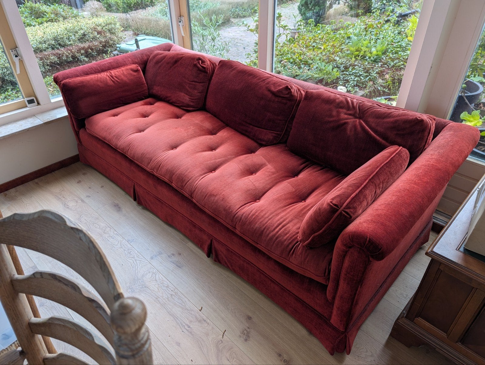 Rode suède bank - Comfortabel en stijlvol, Ophalen, Gebruikt, Driepersoons, 75 tot 100 cm