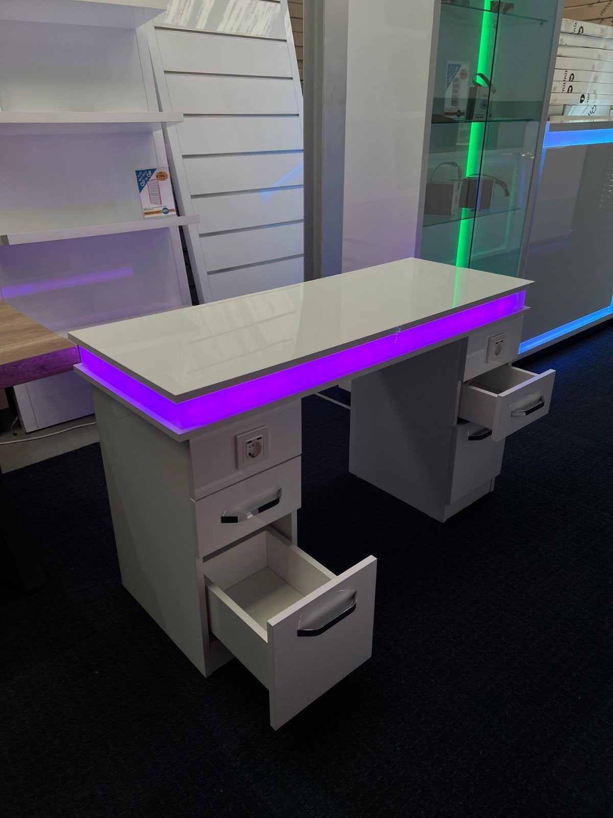MOOI MANICURE TAFEL, Ophalen, Zo goed als nieuw