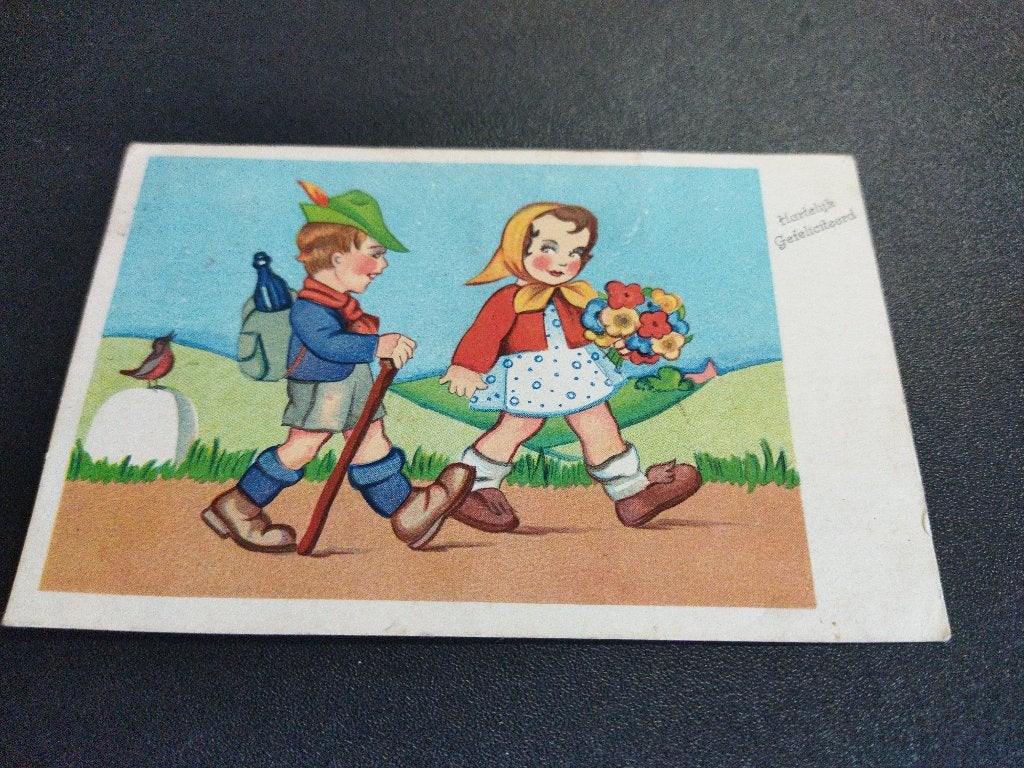 Vintage ansichtkaart kinderen maken bergwandeling, Ophalen of Verzenden, 1940 tot 1960, Gelopen, Kinderen