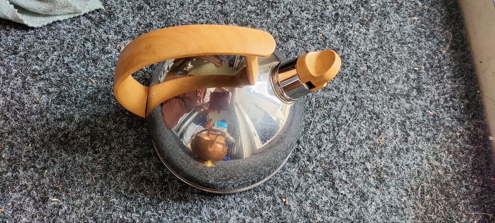 Stijlvolle fluitketel met houten handvat, 1 tot 2 liter, Ophalen of Verzenden, Zo goed als nieuw, Rvs