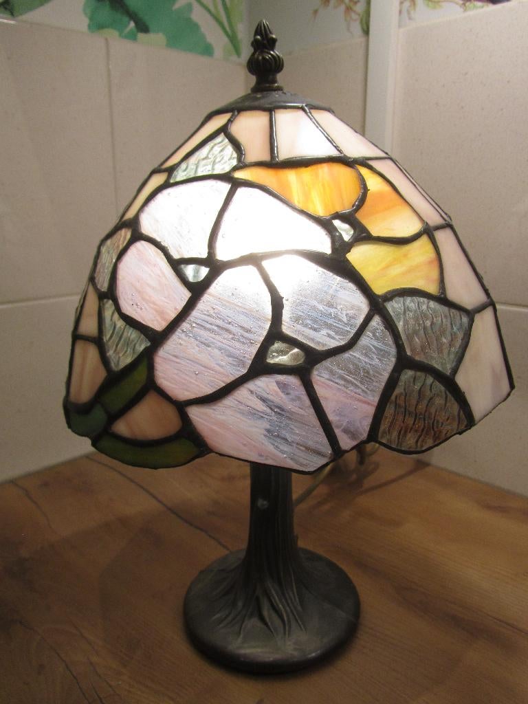 Tiffany tafellamp met gezellige kleuren, Huis en Inrichting, Lampen | Tafellampen, Ophalen of Verzenden, Gebruikt, Tiffany, Minder dan 50 cm