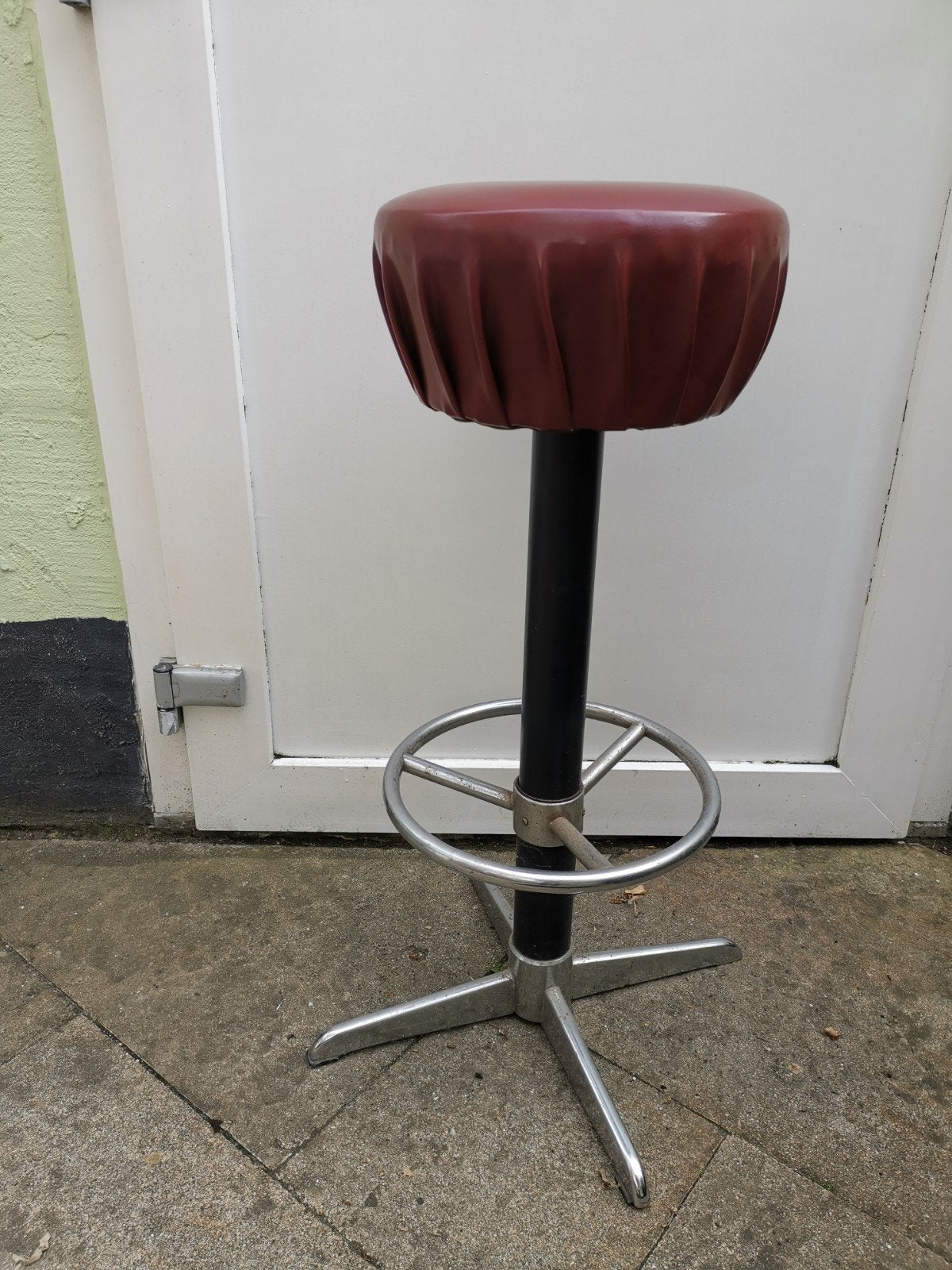 Vintage barkruk met rode zitting en metalen onderstel, 80 cm, Huis en Inrichting, Barkrukken, Ophalen, Gebruikt, Met voetsteun