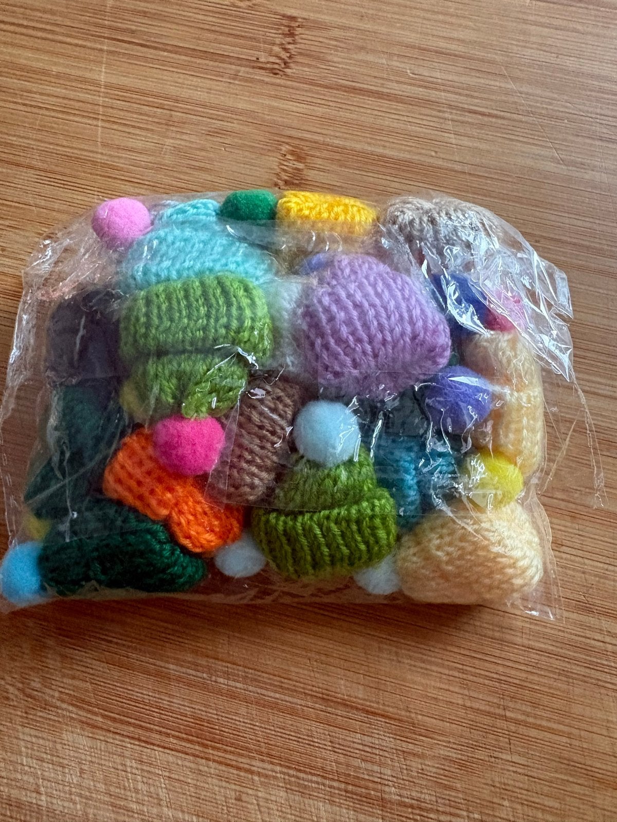 20 Nieuwe gebreide mini mutsjes - Knutselmateriaal, Handgemaakt, Textiel, Nieuw, Meerkleurig