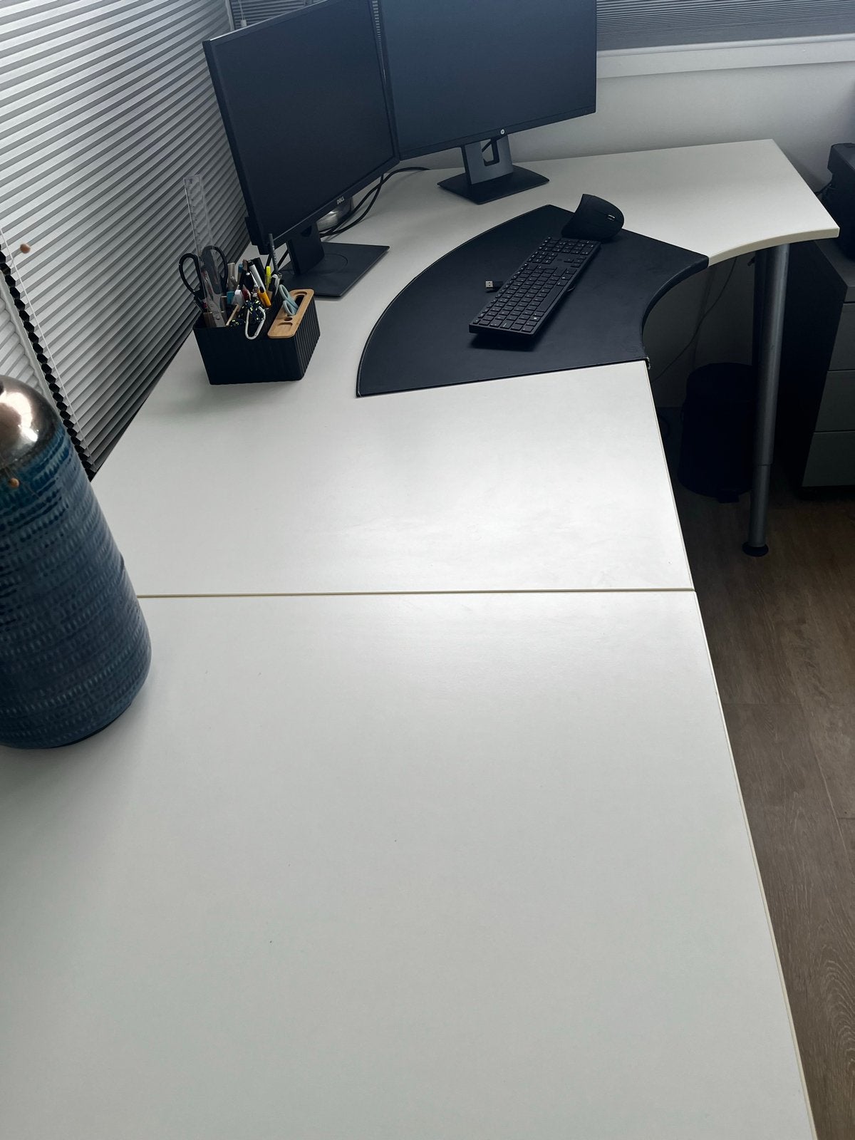 Hoekbureau IKEA, wit met grijs onderstel, Huis en Inrichting, Bureaus, Ophalen, Demontabel, Gebruikt, Spaanplaat of MDF