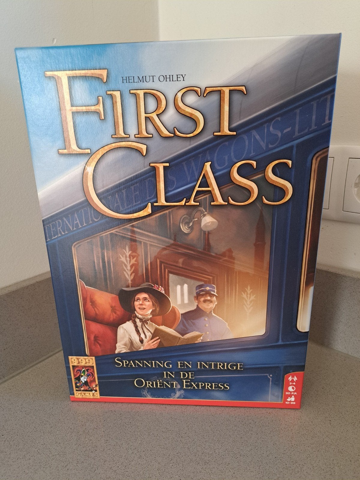First Class, 999 games, Hobby en Vrije tijd, Gezelschapsspellen | Bordspellen, Drie of vier spelers, Ophalen of Verzenden, Zo goed als nieuw