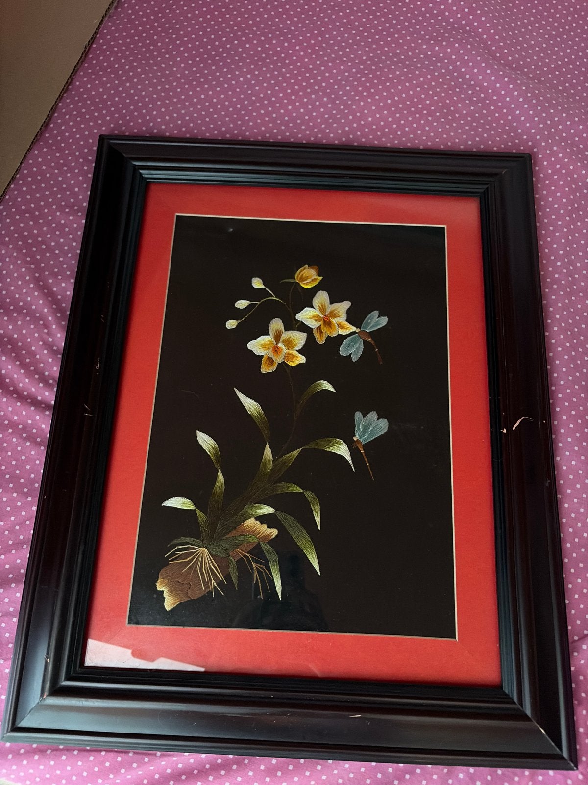Geborduurde bloemen en libellen in lijst, Antiek en Kunst, Bloemen, Ophalen of Verzenden, Klassiek, Ingelijst
