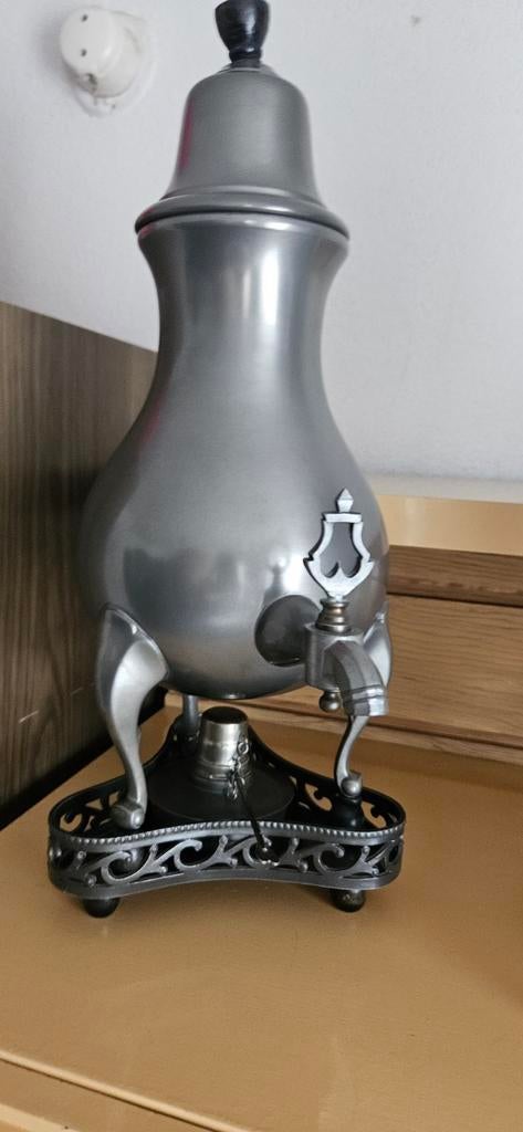 Antieke tinnen theeketel met kraan, Ophalen