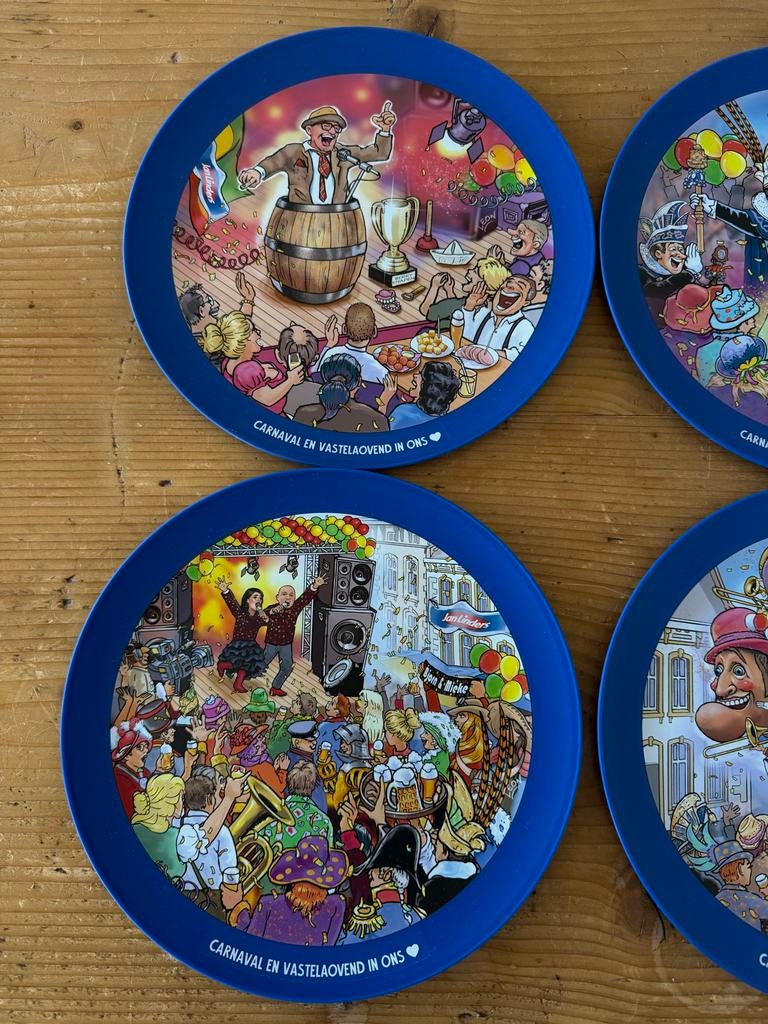 Carnaval en Vastelaovend in Ons - Set van 4 borden, Ophalen of Verzenden, Zo goed als nieuw, Versiering, Carnaval