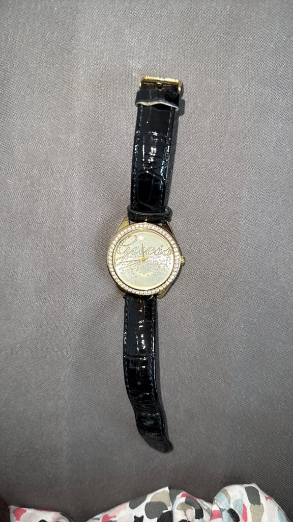 Guess dameshorloge met strass en leren bandje, Overige materialen, Guess, Polshorloge, Ophalen of Verzenden