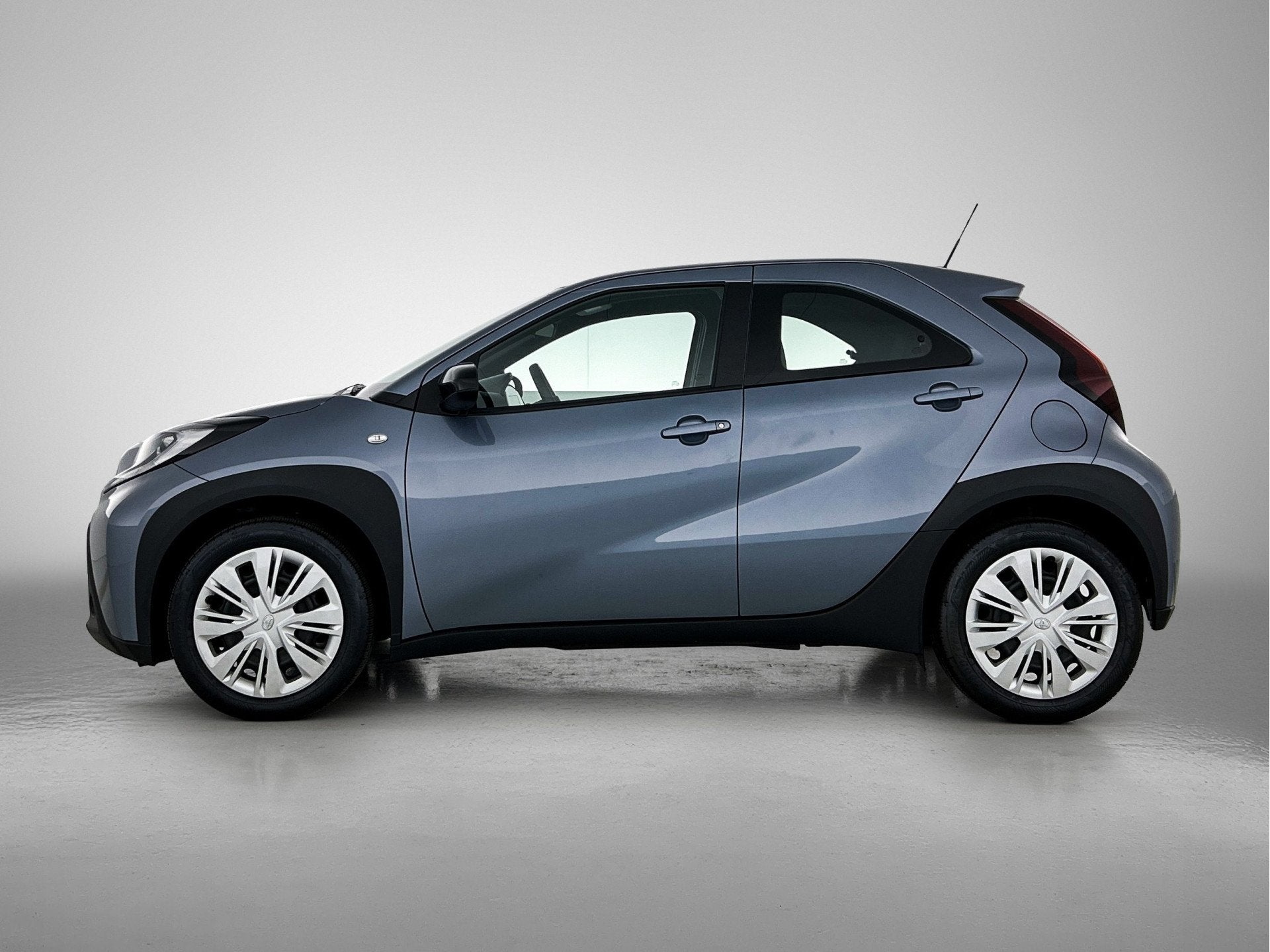 Toyota Aygo X 1.0 VVT-i S-CVT Play (bj 2025, automaat), Auto's, 12 maanden, Stof, Gebruikt, 4 stoelen