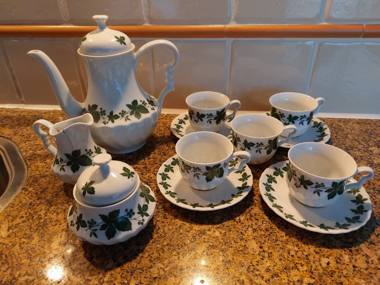 Vintage koffieservies met druivenbladmotief, Ophalen