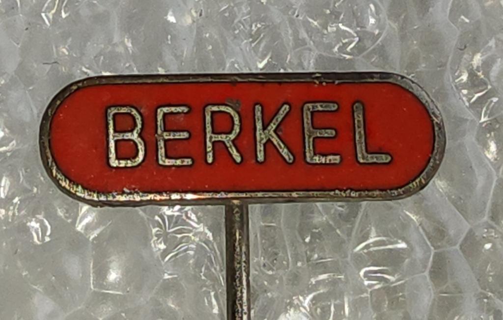 Vintage Emaille Speldje Berkel Weegschalen, Ophalen of Verzenden, Gebruikt, Merk, Speldje of Pin