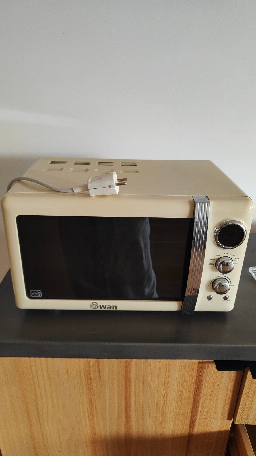 Swan Retro Magnetron - Crème, Zo goed als nieuw, Ophalen, Minder dan 45 cm, Draaiplateau, Vrijstaand