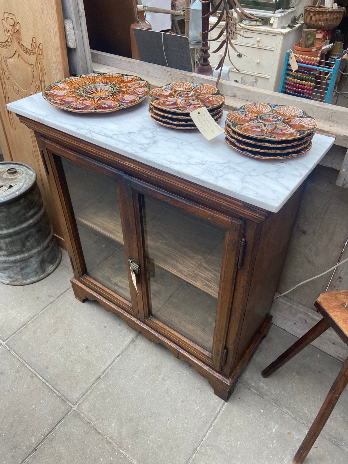 Vitrinekast met marmeren blad, Ophalen